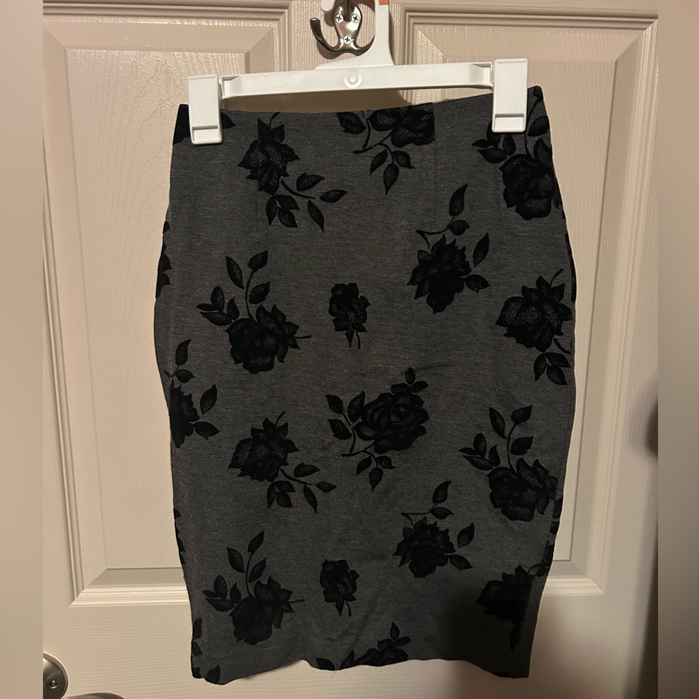 White House Black Market Gray and Black Floral Pencil Skirt
